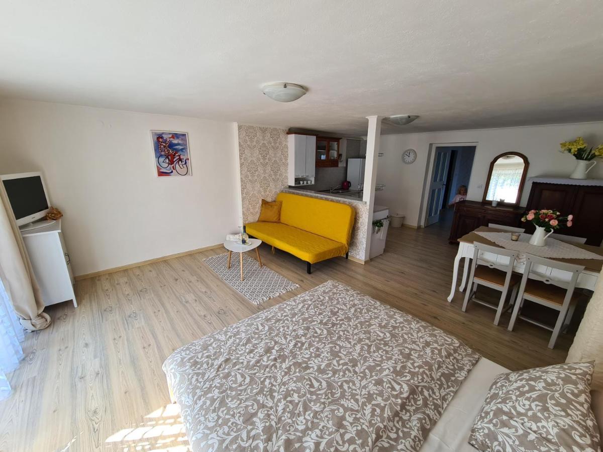 Apartman Prace Apartment Bagian luar foto