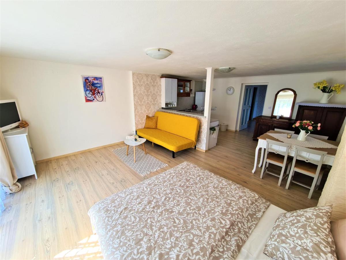 Apartman Prace Apartment Bagian luar foto