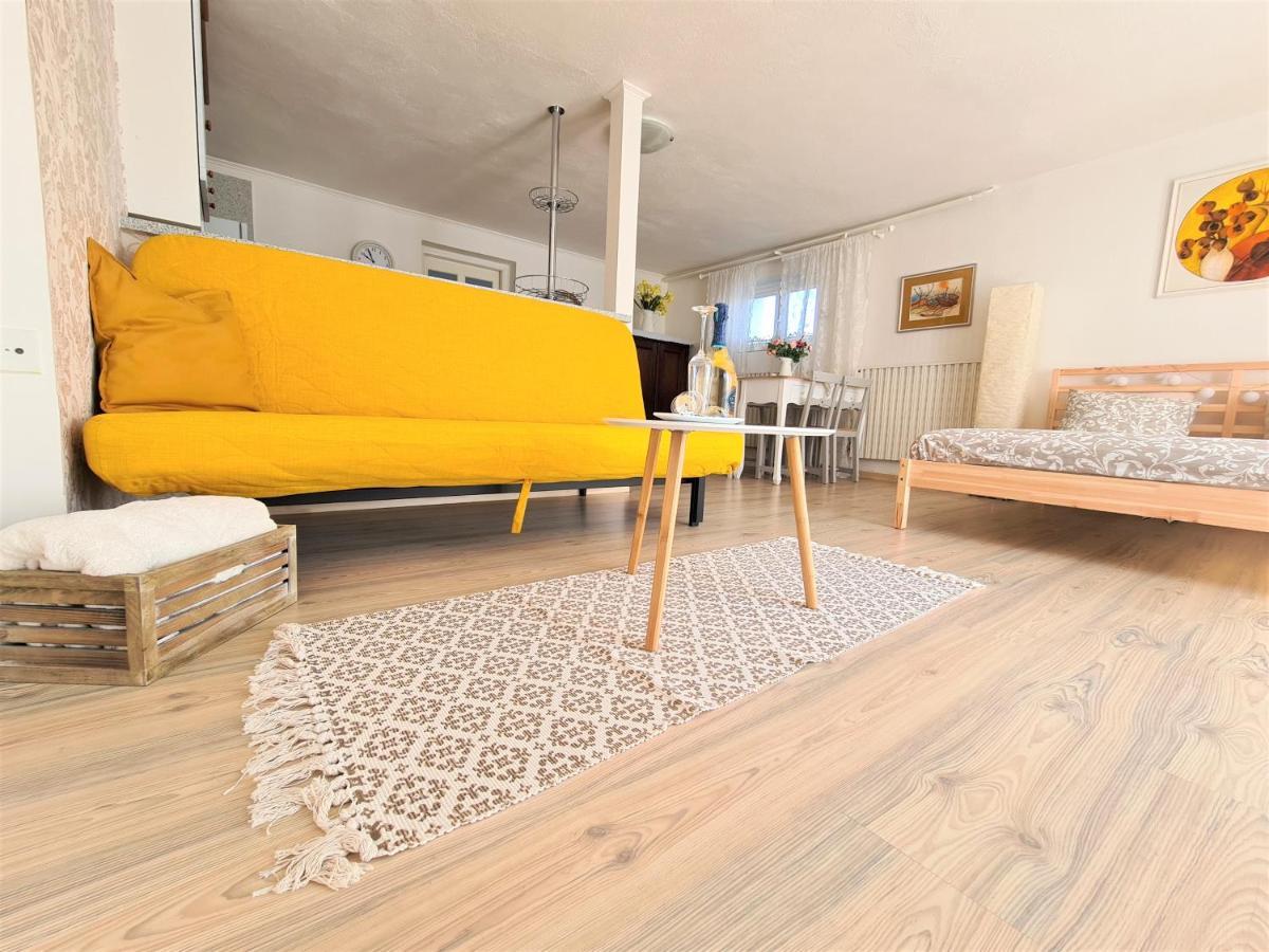 Apartman Prace Apartment Bagian luar foto
